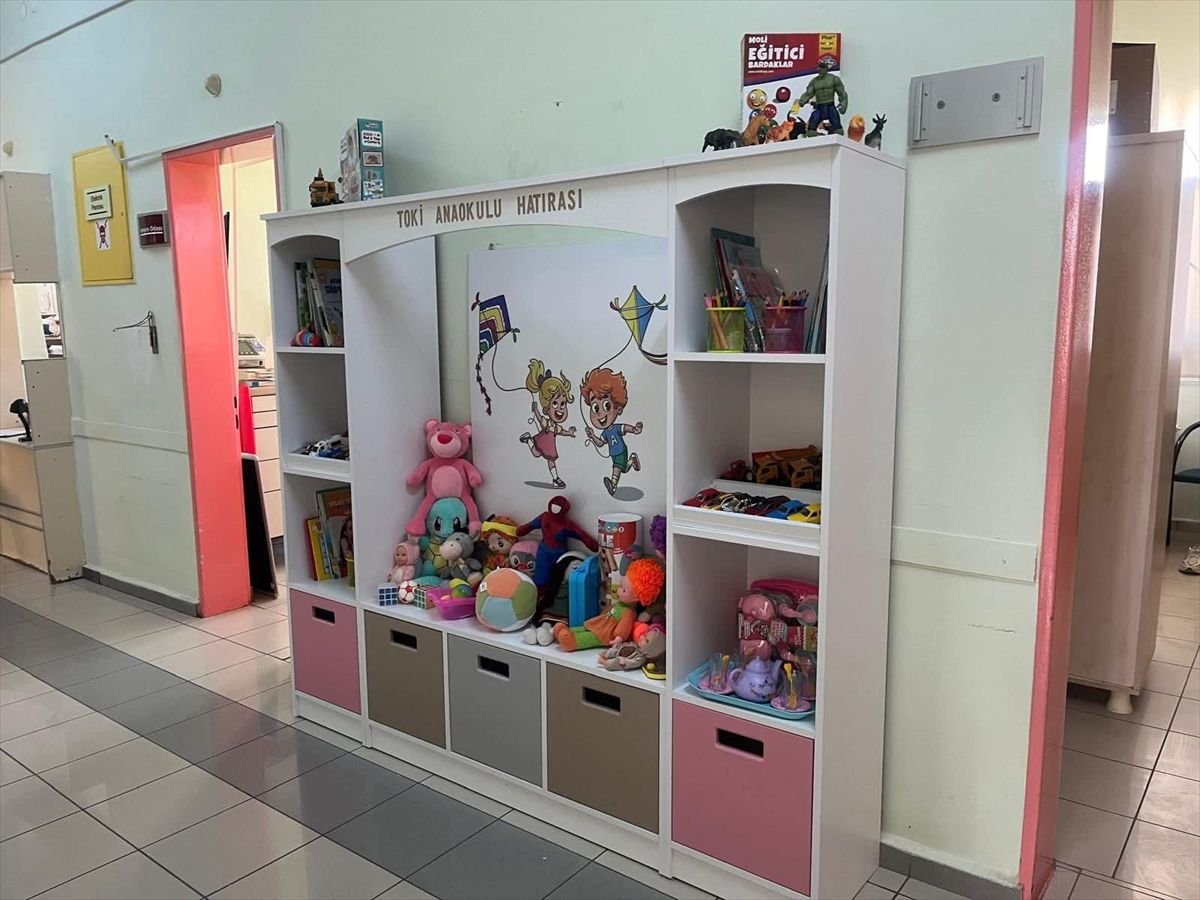Seydişehir'de öğretmenler hastanede kitap ve oyuncak dolabı oluşturdu