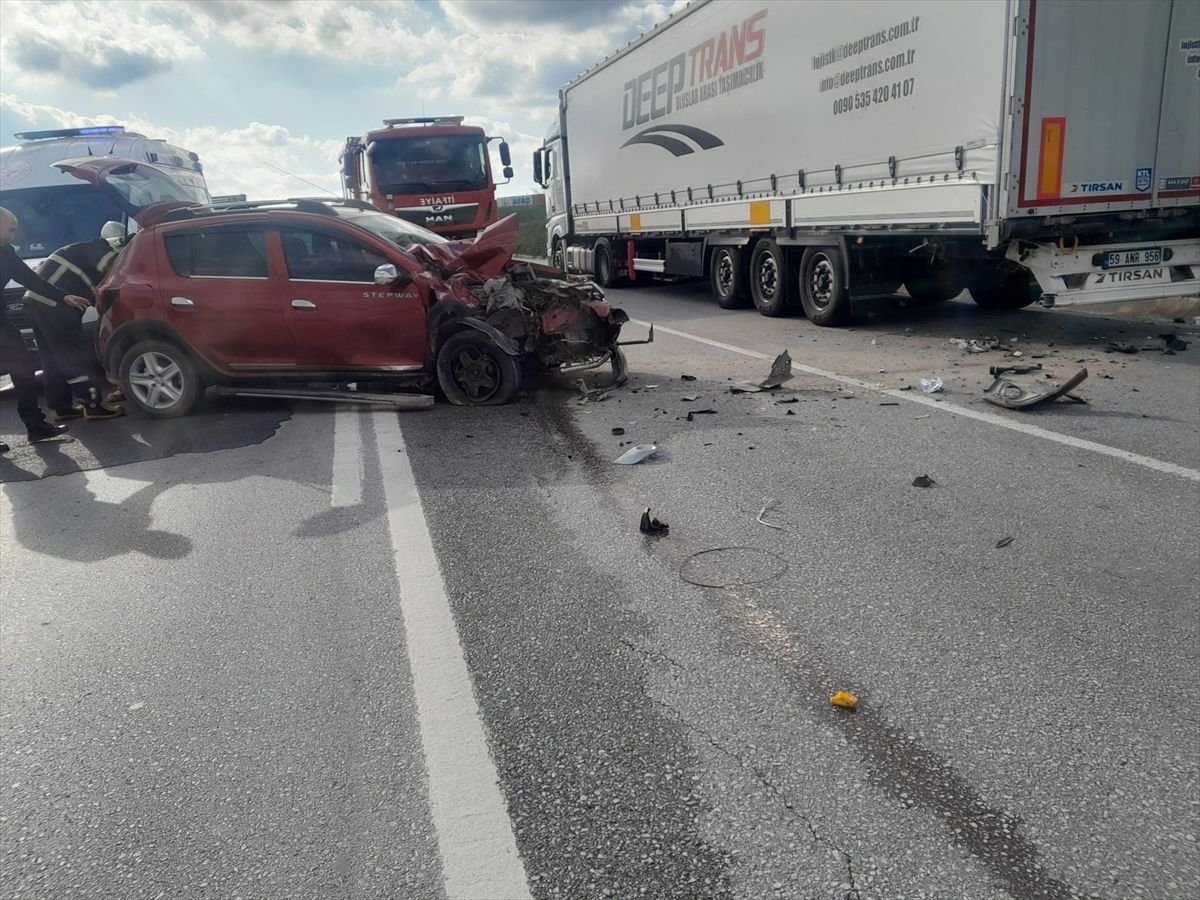 Edirne'de otomobilin tıra arkadan çarptığı kaza güvenlik kamerasında