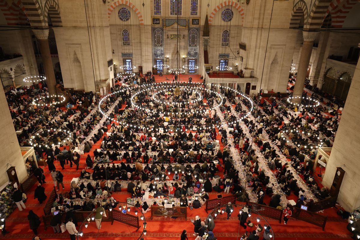 Fatih Belediyesi ve Fatih Müftülüğü İş Birliğiyle Çocuk İftarı Programı Düzenlendi
