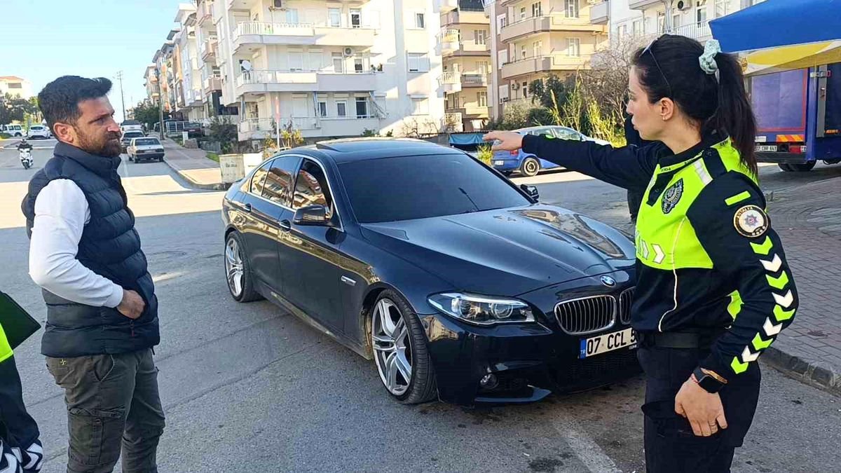 Manavgat'ta park halindeki otomobile çarpan motosikletli yaralandı