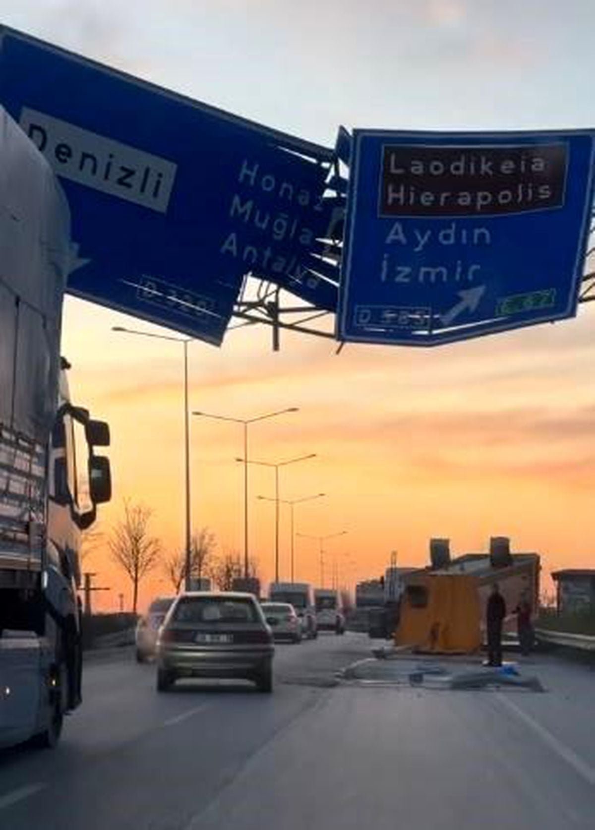 Yönlendirme tabelasına çarpan tırın dorsesi yola savruldu