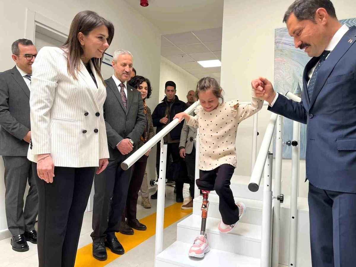 Depremde ailesini kaybeden Zeynep, Barbie'li protez bacağıyla yeni hayatına ilk adımlarını alkışlar eşliğinde attı