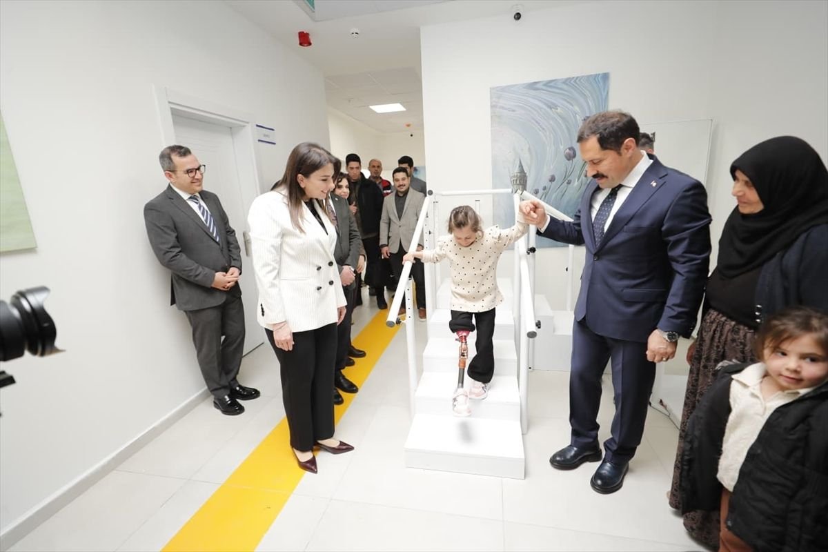 Hatay'da depremde bacağını kaybeden 7 yaşındaki Zeynep proteziyle yeniden yürüdü