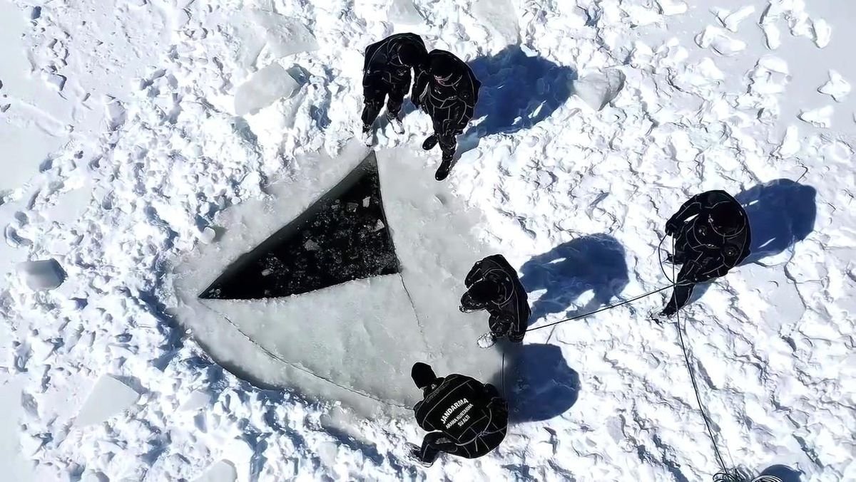 Buzla kaplı gölette nefes kesen dalış