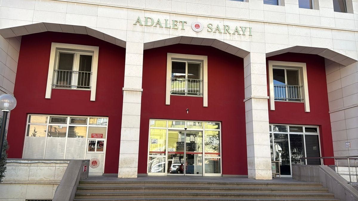 Manisa'da okulda Atatürk'e hakaret ettiği öne sürülen öğretmen tutuklandı