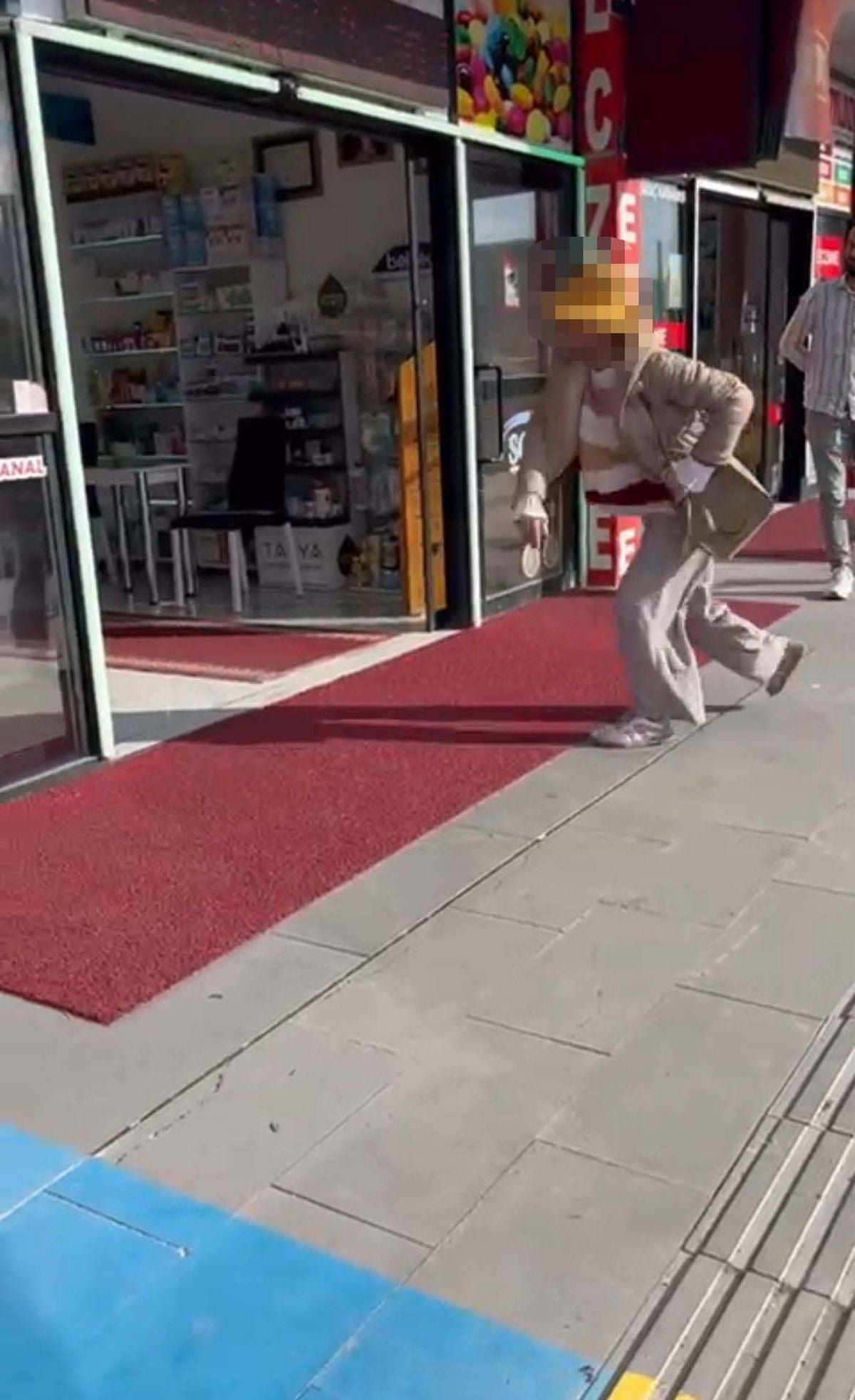 Fark ücretine itiraz eden kadın eczaneye saldırdı; o anlar kamerada