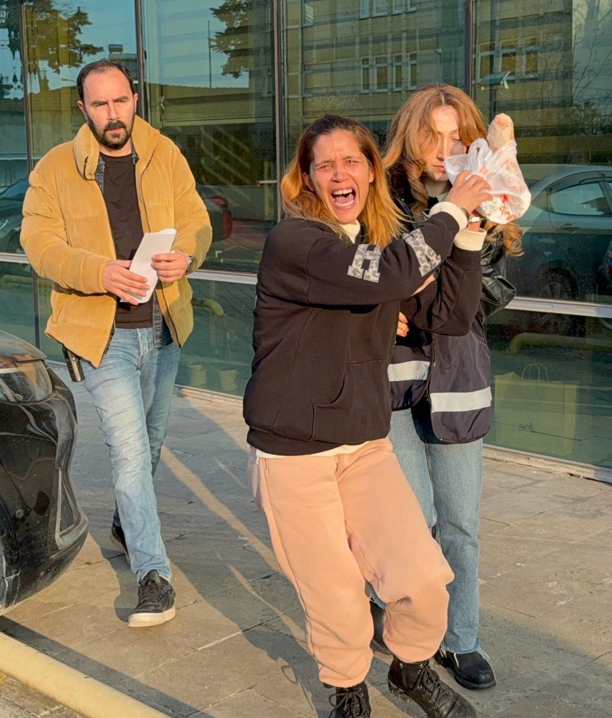 Hırsızlık suçundan 60 kaydı bulunan 8 çocuk annesi kadın tutuklanınca ağlayarak cezaevine götürüldü