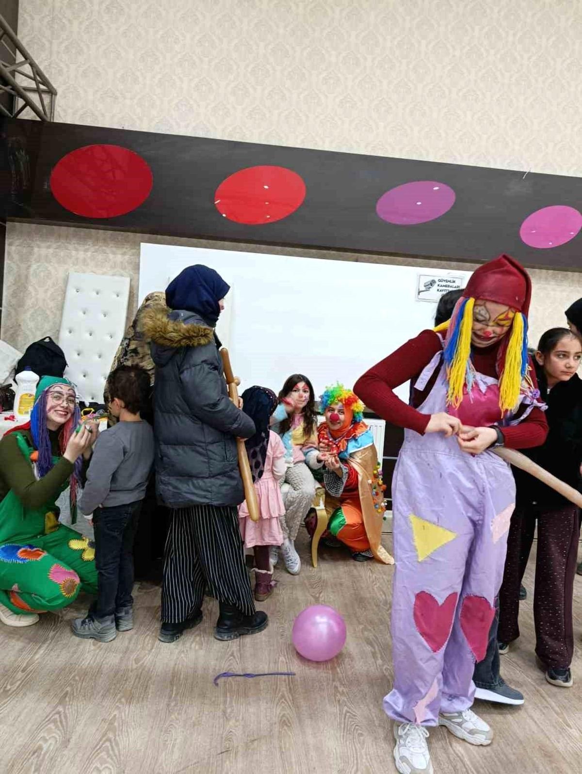 Şuhut'ta Ramazan bereketi: 270 çocuğa giysi yardımı yapıldı