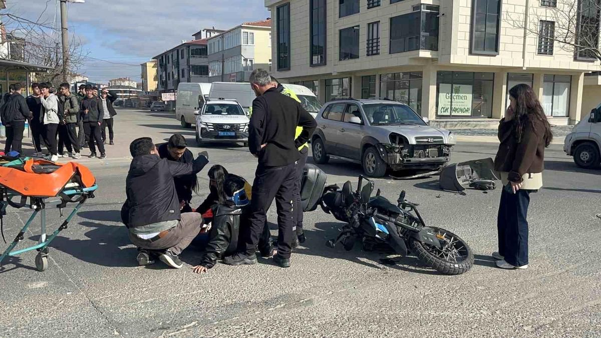 Tekirdağ'da otomobil ile motosikletin kaza anı kamerada