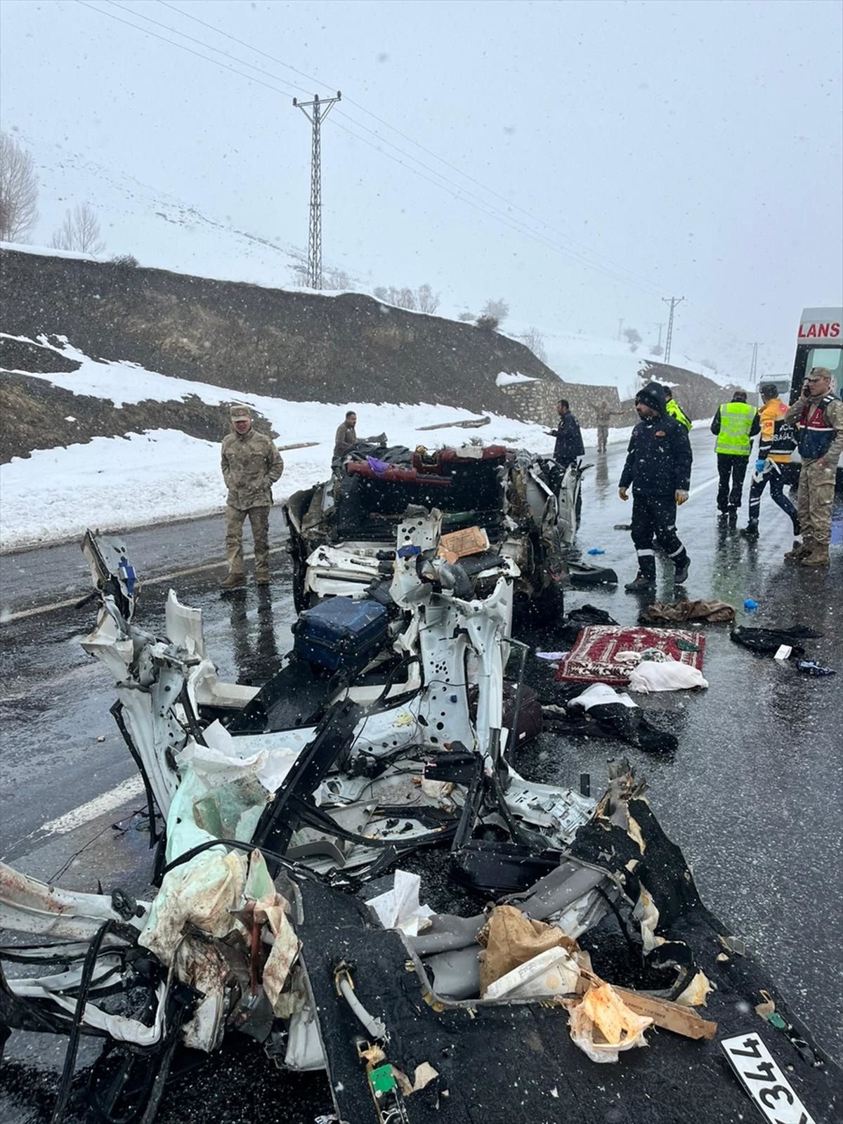 Van'da otomobil ile tırın çarpıştığı kazada 2 kişi öldü, 3 kişi yaralandı