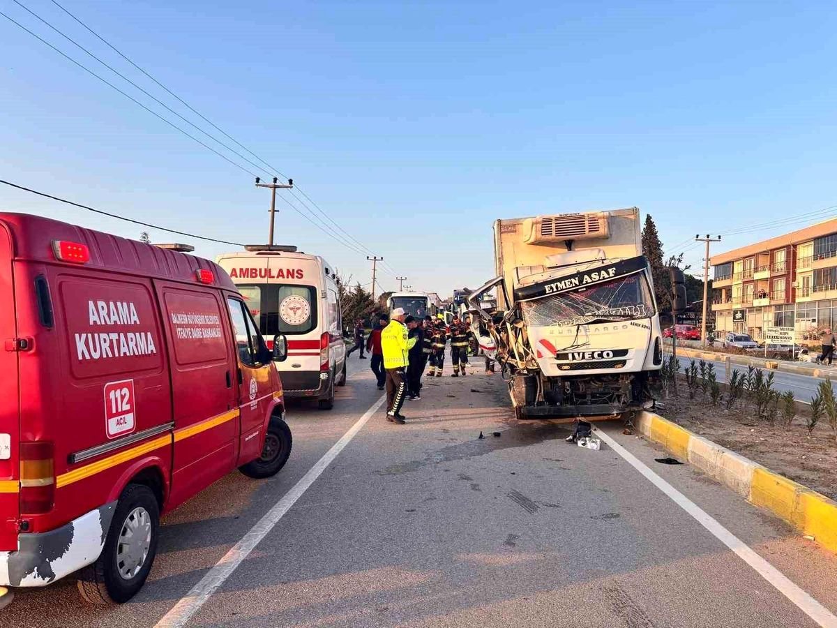 Balıkesir'deki kamyon ile traktör çarpıştı: 2 yaralı