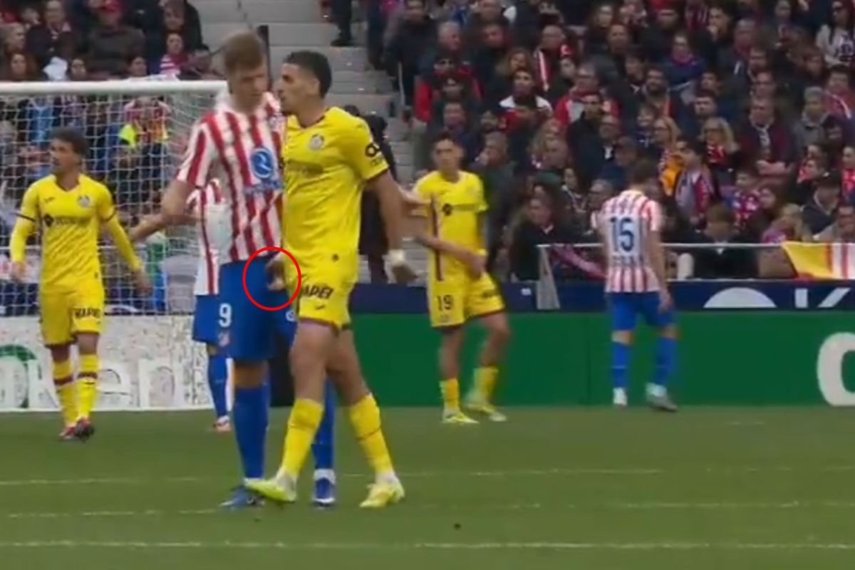 Sörloth'un cinsel organını tutan futbolcuya kırmızı kart