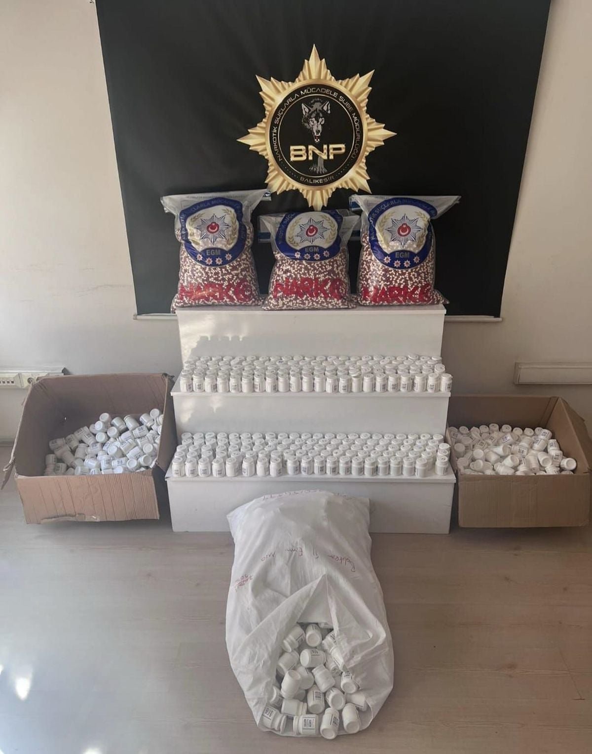 Balıkesir'de otomobilde 52 bin 959 adet sentetik hap ele geçirildi