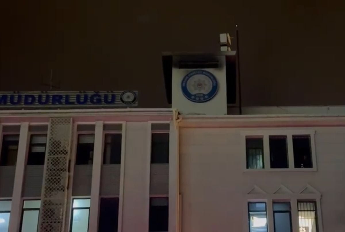 Mersin'de İl Emniyet Müdürlüğü ek binasında çıkan yangın söndürüldü