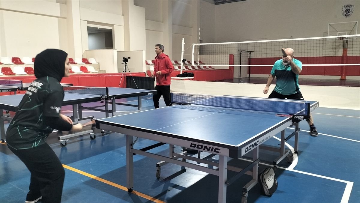 Manavgat'ta sağlık çalışanları masa tenisi ile stres attı