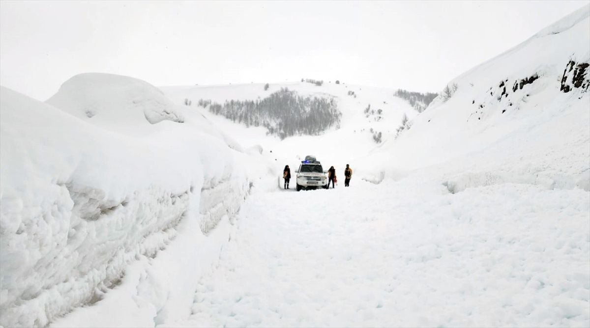 Muş'ta yolu kardan kapanan köydeki hasta ekiplerce hastaneye ulaştırıldı