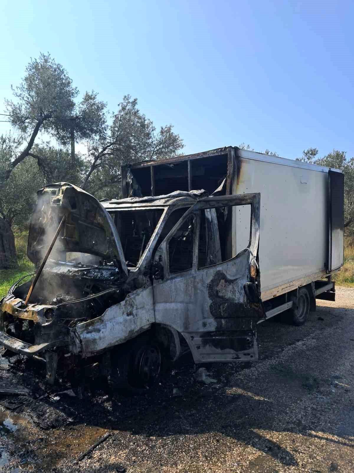 Ayvacık'ta kamyonet yangını