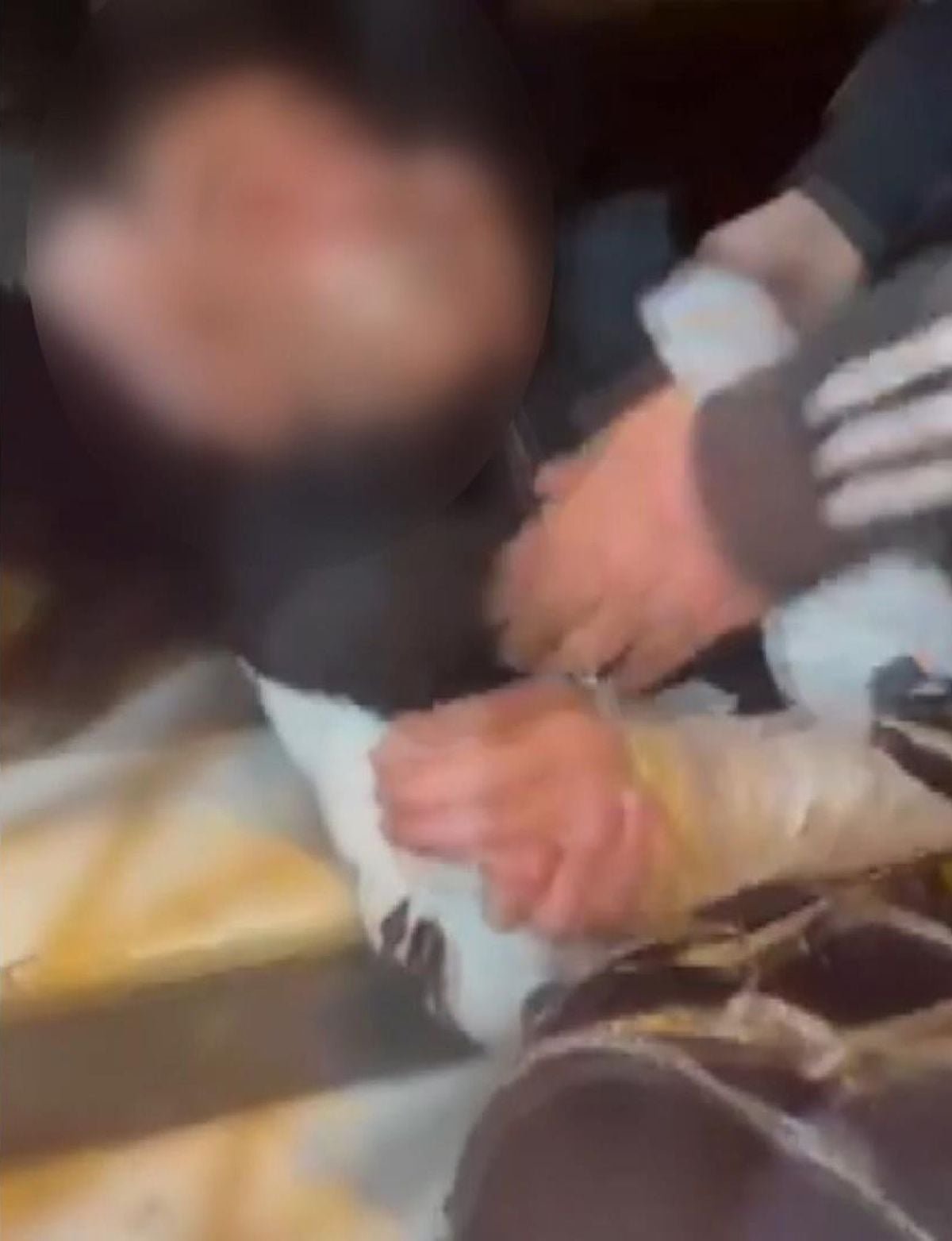 Fatih'te elleri ve ayakları bantlanarak akranları tarafından darbedildi; 3 gözaltı