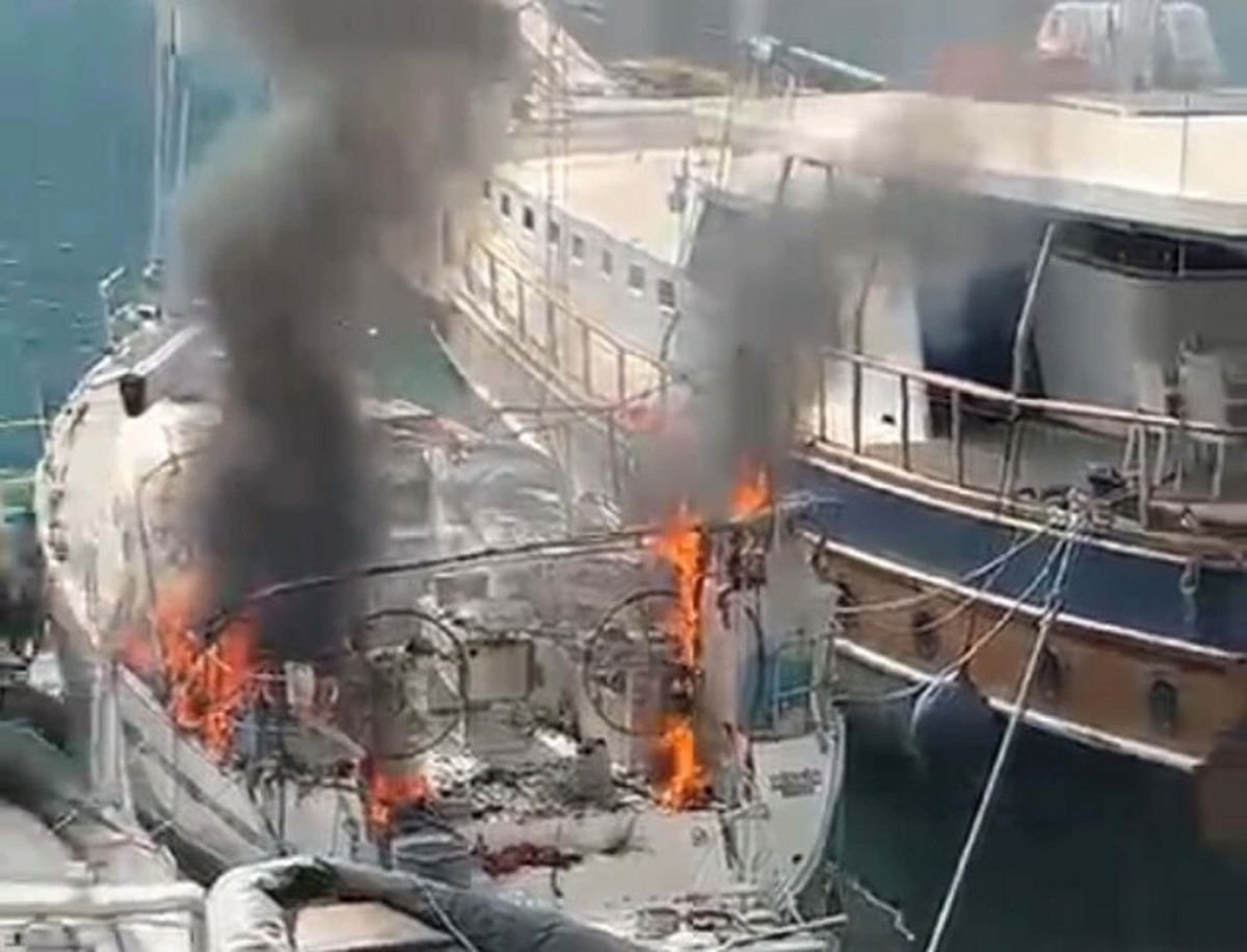 Fethiye'de yelkenli tekne yandı