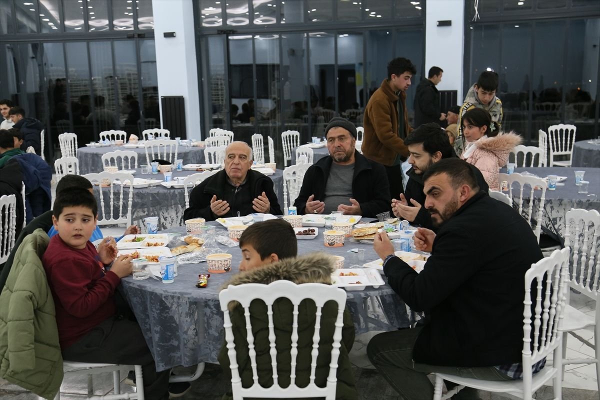 Gemerek'te Kur'an kursu öğrencileri iftarda bir araya geldi