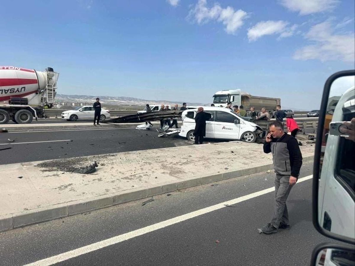 Ankara'da korkutan kaza: Otomobil bariyerlere ok gibi saplandı