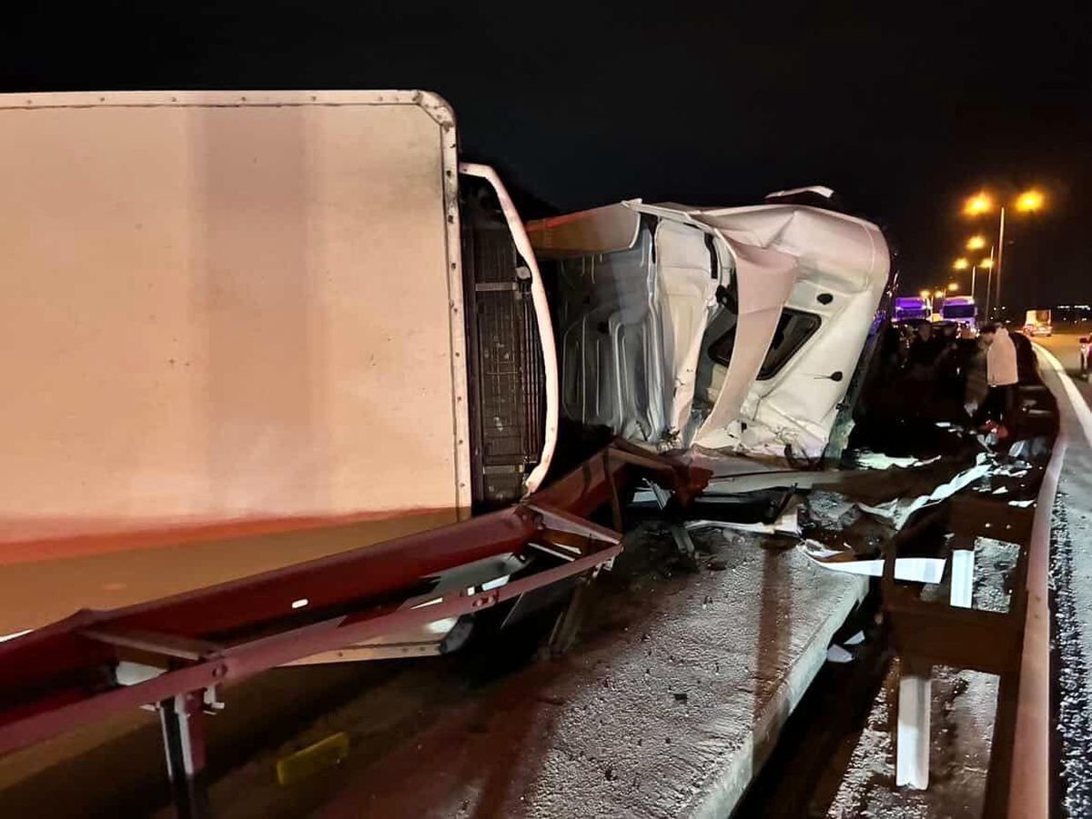 Büyükçekmece TEM Otoyolu'nda tır devrildi: Kilometrelerce trafik oluştu