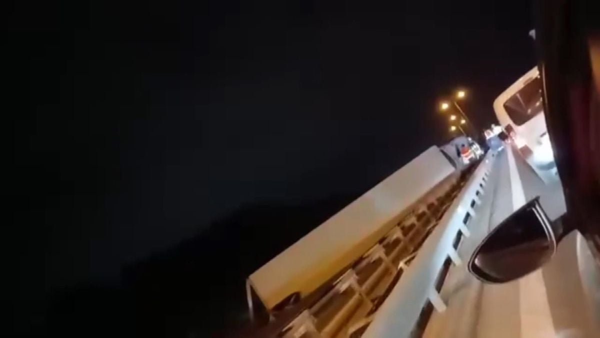 Büyükçekmece TEM Otoyolu'nda TIR devrildi; trafikte yoğunluk oluştu