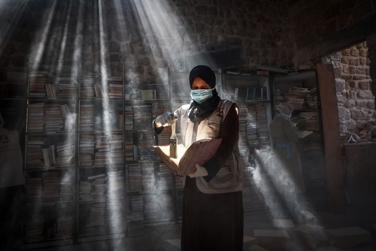 Gazze'de gönüllüler, Büyük Ömeri Camisi Kütüphanesi'nin kültürel mirasını korumaya çalışıyor
