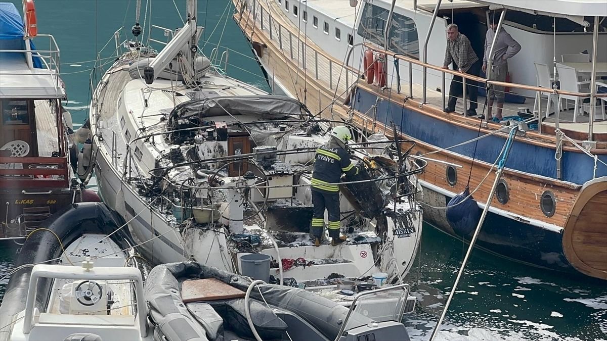 Fethiye'de teknede çıkan yangın söndürüldü