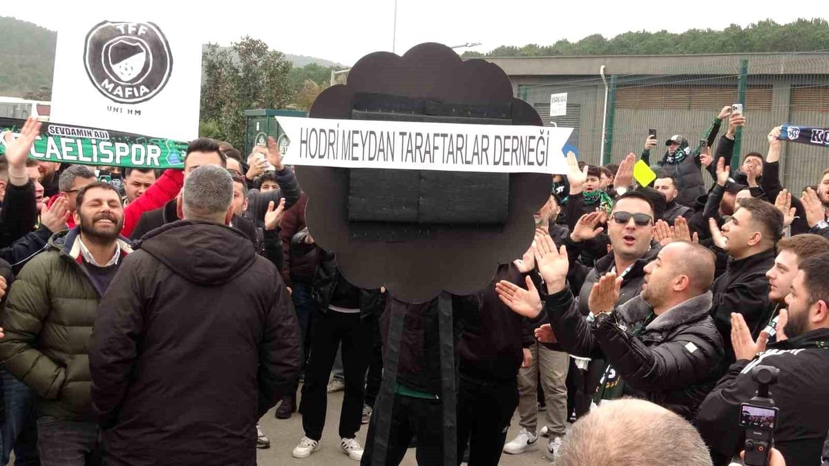 Kocaelispor taraftarları, TFF önüne siyah çelenk bıraktı