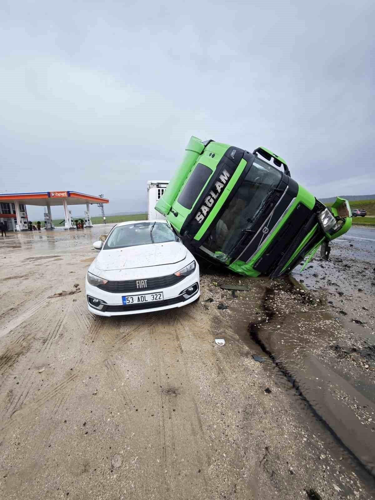 Tır otomobilin üstüne devrildi