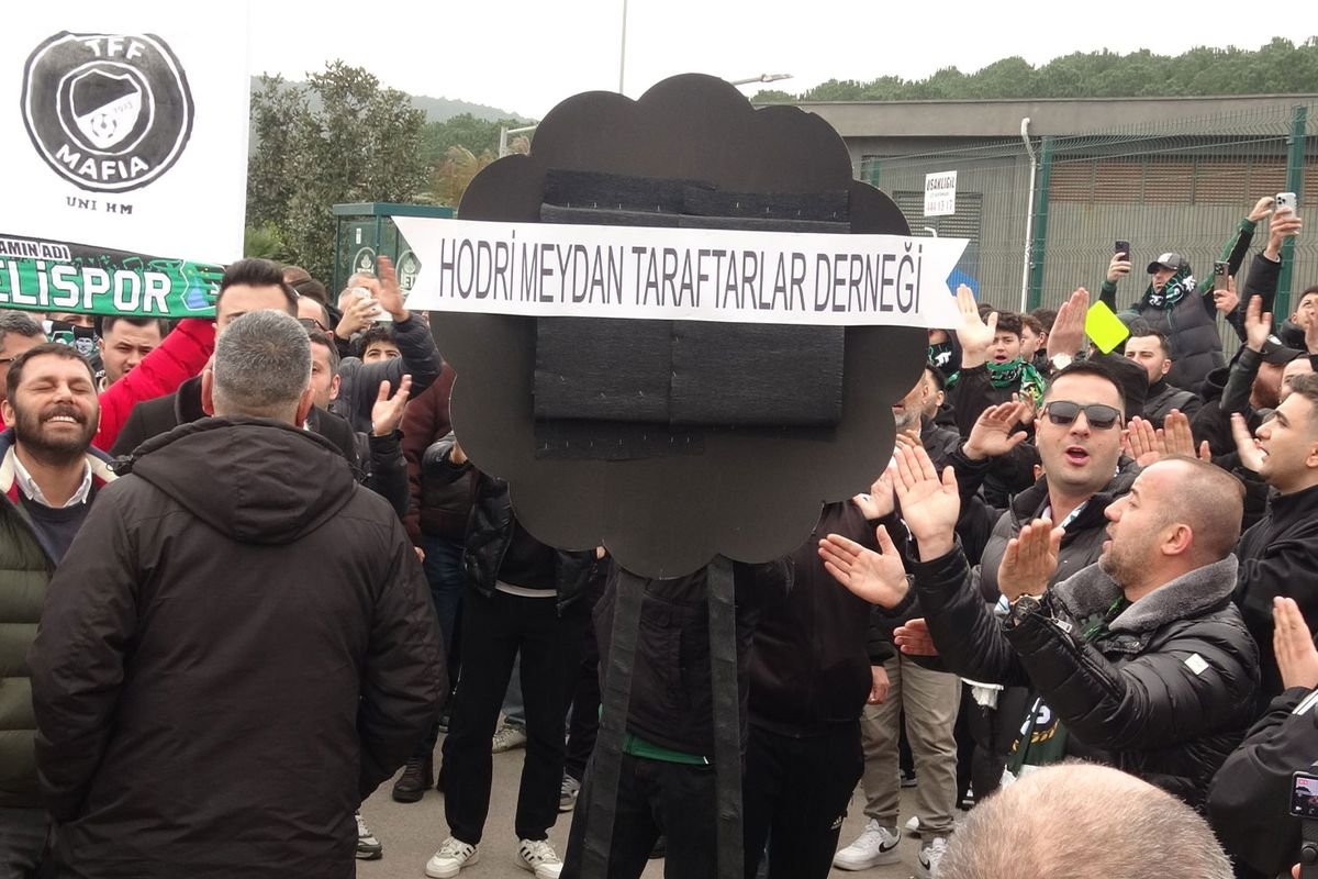 Görülmemiş tepki! Kocaelispor taraftarları, TFF önüne siyah çelenk bıraktı