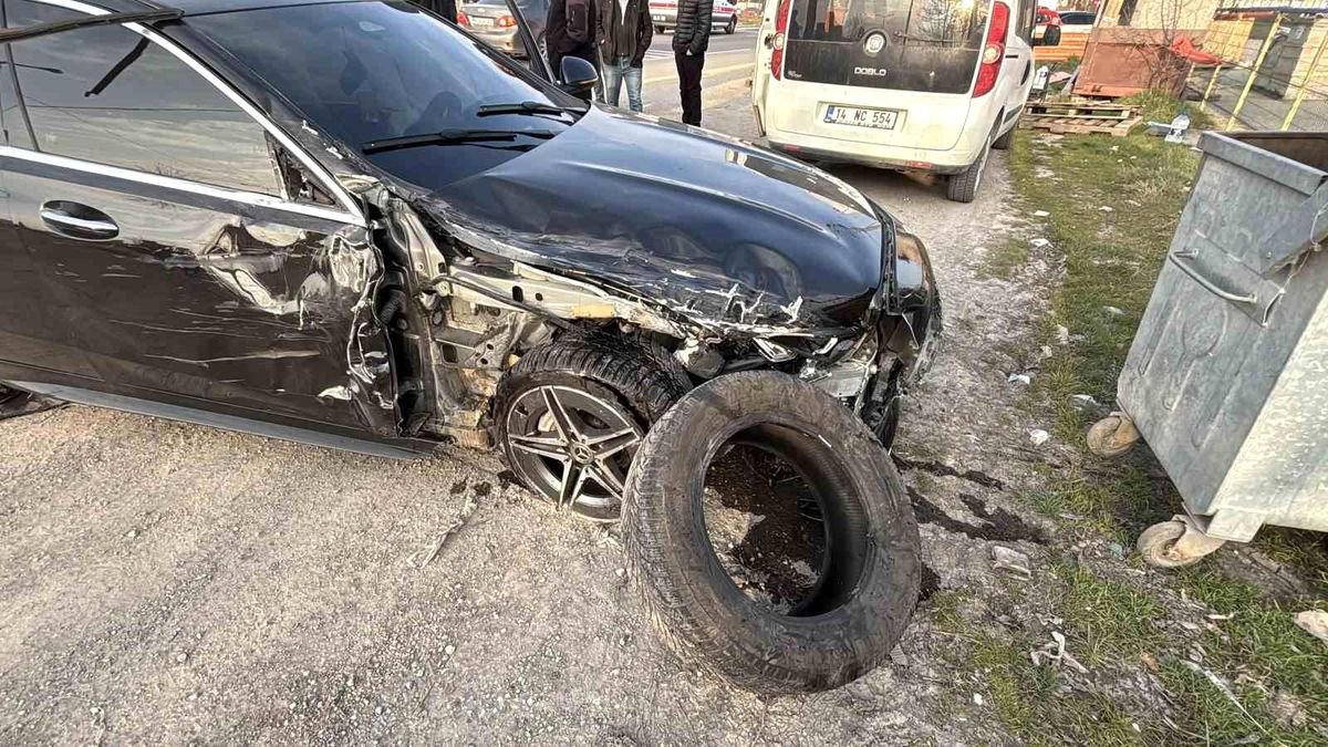 Bolu'da lüks otomobil ile cip çarpıştı: 4 yaralı