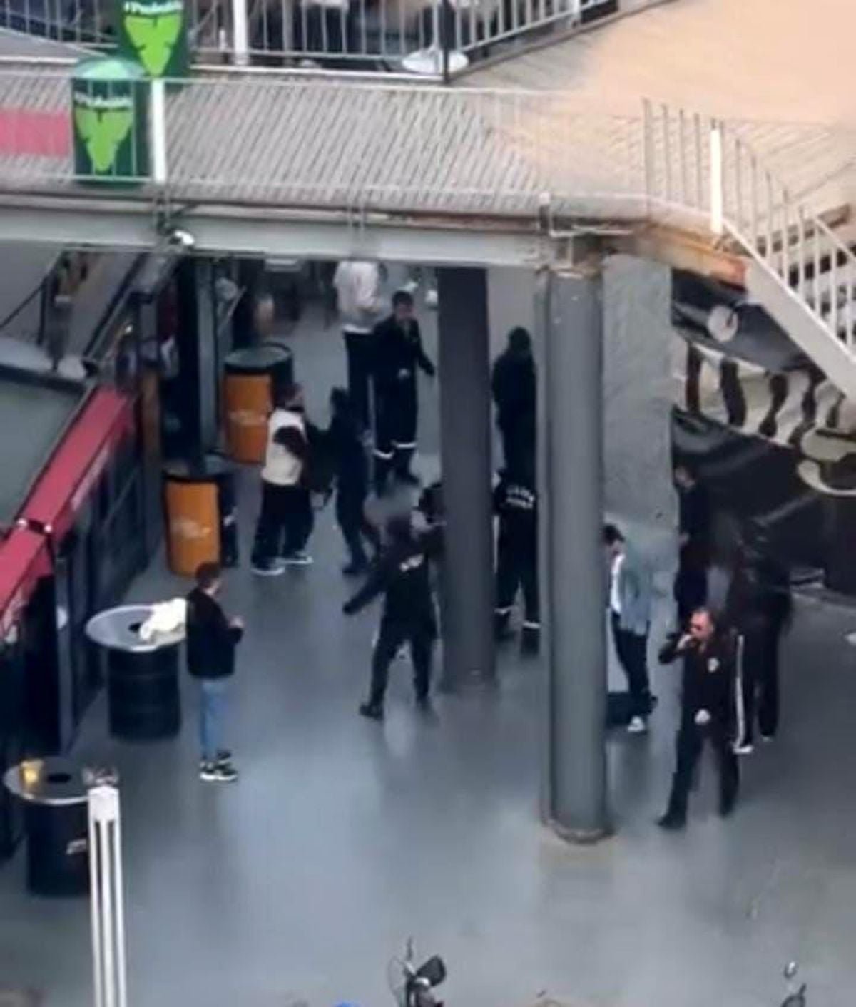 AVM'de iki grup arasında kavga: Güvenlik müdahale etti