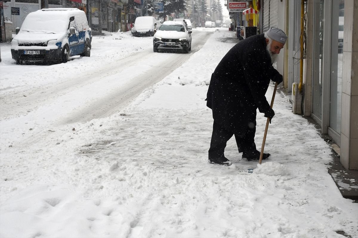 Erzurum, Kars ve Ardahan'da kar yağışı ile soğuk hava etkisini sürdürüyor