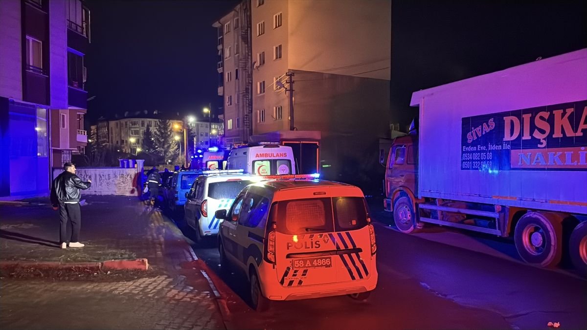 Sivas'ta bir çocuk, babası ve ağabeyini silahla öldürüp, babaannesini yaraladı