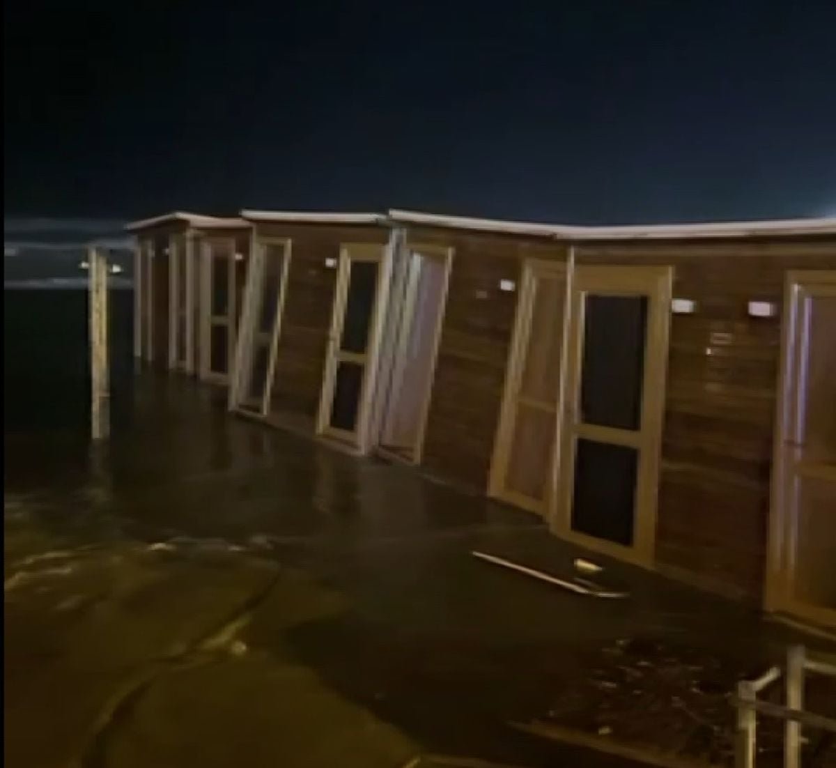 Samandağ'da Fırtına ve Yükselen Dalgalar Sahil Yoluna Ulaştı