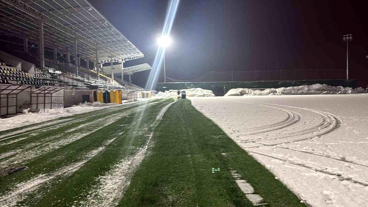 Eren Stadyumu'nda kar temizliği