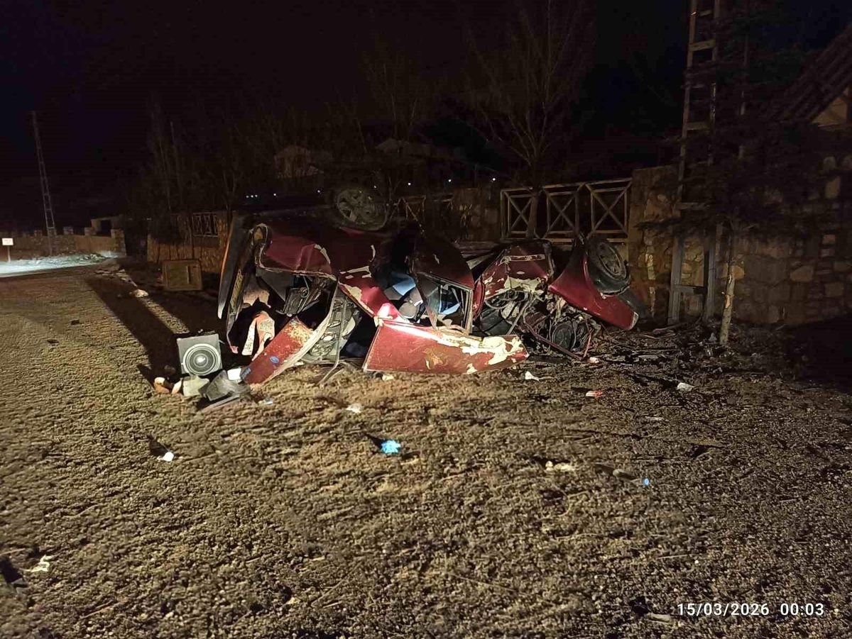 Takla atan otomobil hurdaya döndü, 2 kişi ağır yaralandı