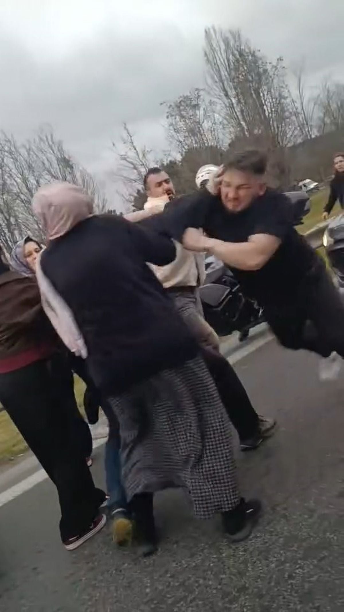 Ümraniye'de trafikte tekmeli yumruklu yol kavgası kamerada