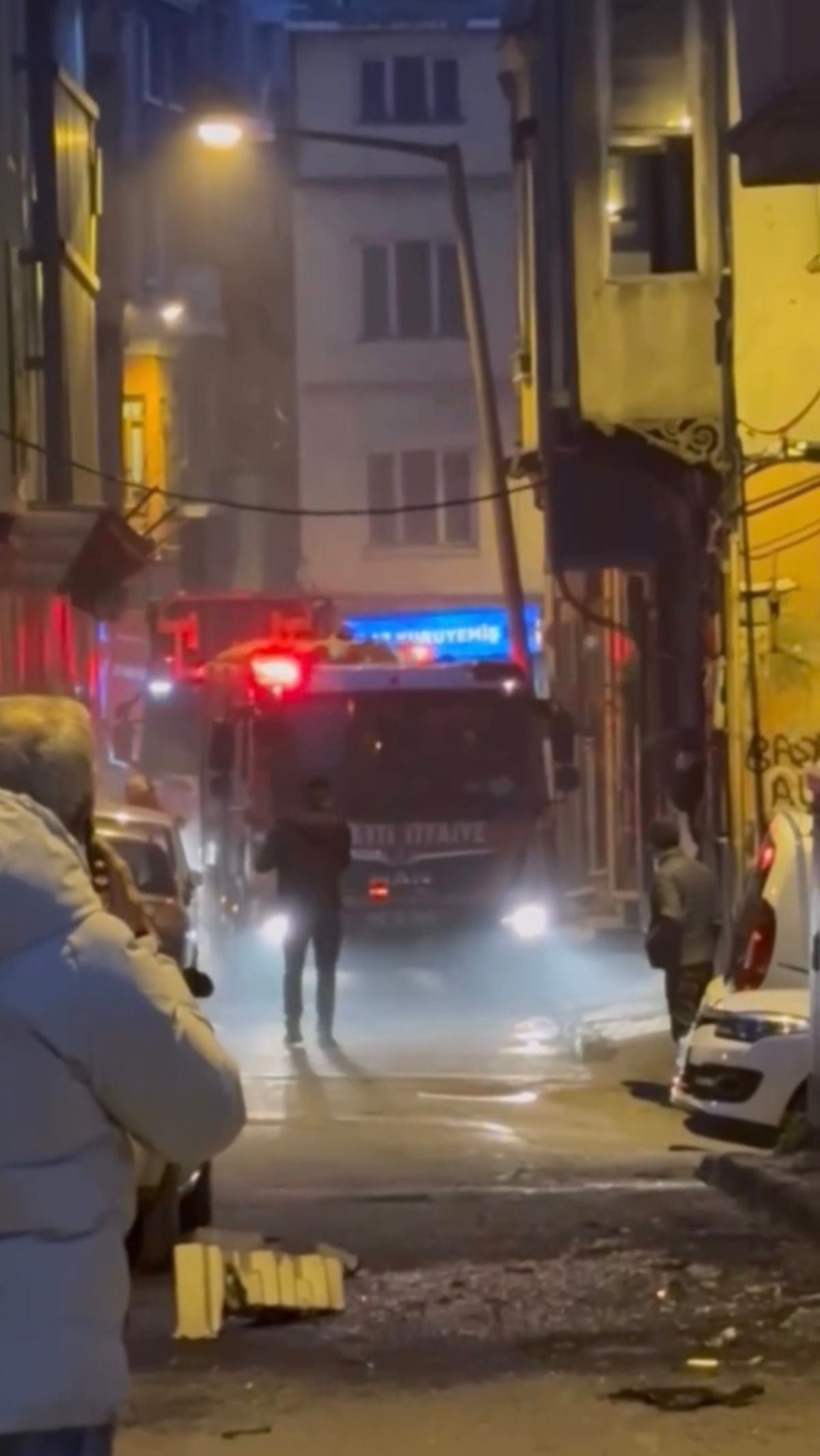 Beyoğlu'nda daire alev alev yandı; oyuncu Umut Özkan son anda kurtuldu