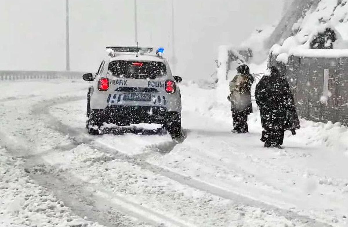 Karda mahsur kalan aileyi emniyet kurtardı