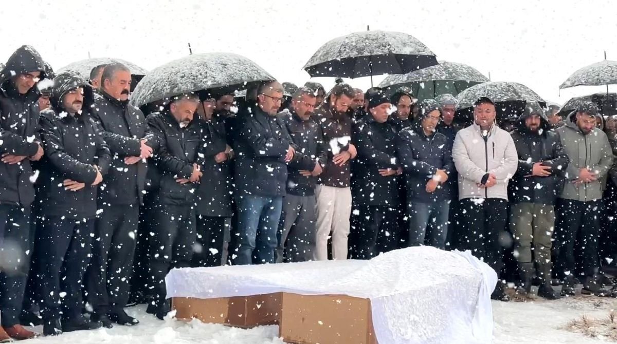 Van'daki kazada hayatını kaybeden aile yan yana defnedildi