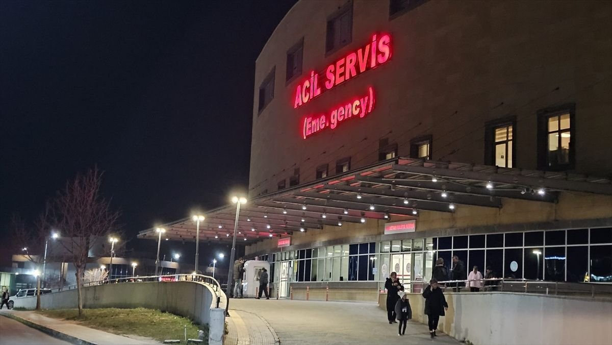 Çorum'da devrilen traktörün altında kalan sürücü yaralandı