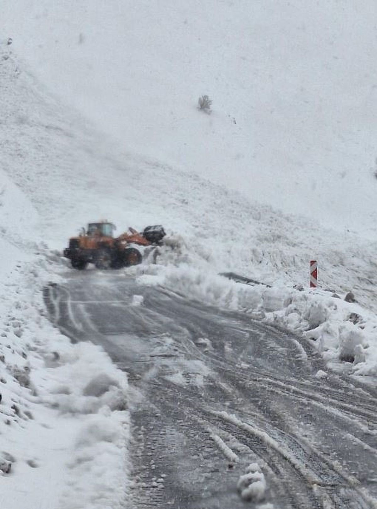 Hakkari'de Yolcu Otobüsü Çığ Altında Mahsur Kaldı