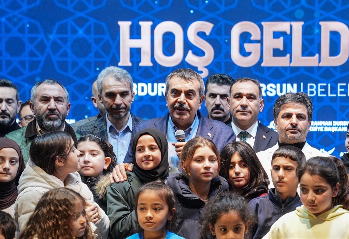 Milli Eğitim Bakanı Tekin, Sultangazi Belediyesi Ramazan Etkinlik Çadırı'nı ziyaret etti Açıklaması