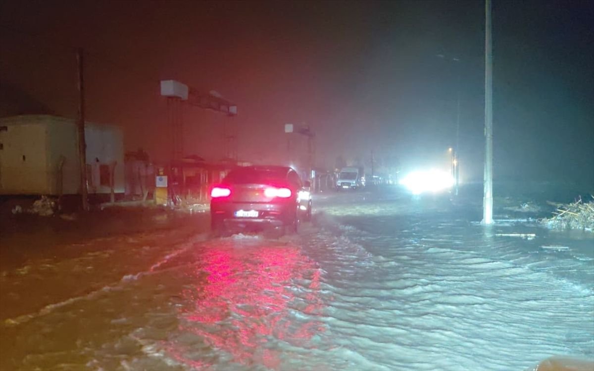 Hatay'da şiddetli rüzgar ve sağanak etkili oluyor