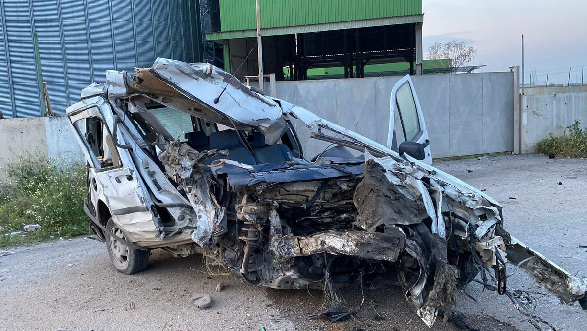 Adana'da Fabrikanın İstinat Duvarına Çarpan Araç Sürücüsü Ağır Yaralandı