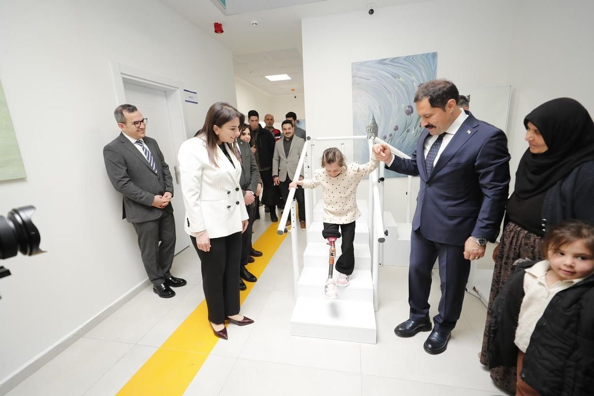 Depremzede Zeynep, özel hazırlanan protez bacakla yürümeye başladı