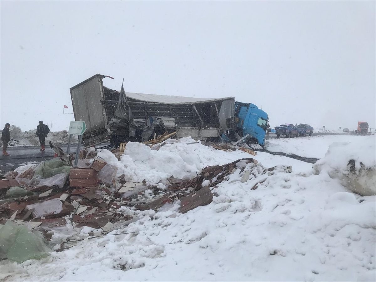 Kars'ta çarpışan tanker ve tırın sürücüleri yaralandı, yol ulaşıma kapatıldı